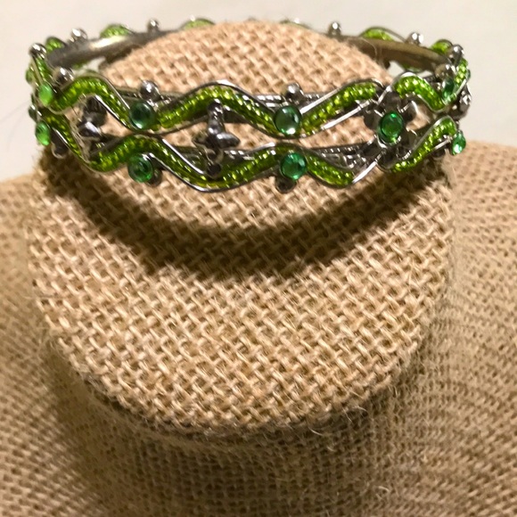 ^ EUC 1928 Vintage Style Green & Silver Bangle Bracelet With Green Rhines… - Picture 1 of 3